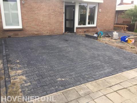 Voortuin bestraten met betonklinkers