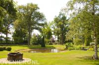 Landschapstuin met grote vijver
