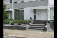 Onderhoudsvriendelijke voortuin met hoogteverschillen en trap