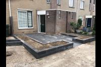 Voortuin aanleggen met bestrating en plantenbakken