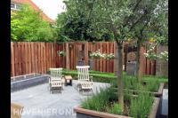 Strakke achtertuin met vijver en hardhouten schutting 1