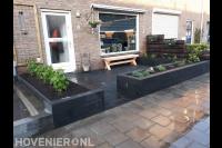 Aanleg voortuin verhoogde plantenbakken.