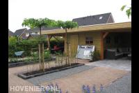 Tuinaanleg met bestrating en houten schuurtje met overkapping 1