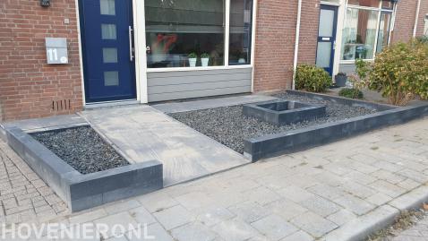 Onderhoudsarme voortuin met bestrating, grof split en bloembak