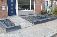 Onderhoudsarme voortuin met bestrating, grof split en bloembak