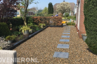 Staptegels in split langs huis