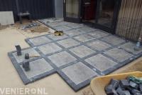 Bestrating van siertegels en koppelstones