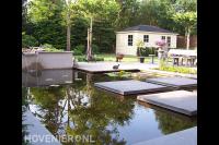 Grote vijver met watermuur en vlonder 1