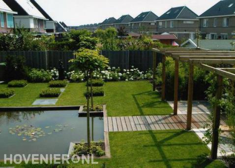 Tuin met vijver, pergola, vlonder en gazon