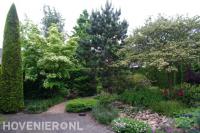 Waterloop omgeven met kleurrijke beplanting 2