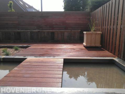 Tuin met vijver en hardhouten vlonder en schutting 2