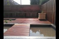 Tuin met vijver en hardhouten vlonder en schutting 2