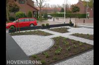 Onderhoudsvriendelijke voortuin met grind en nieuwe beplanting 2