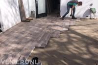 Tuin bestraten met siertegels met houtmotief