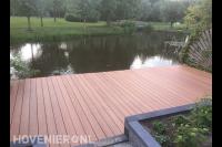 Houten vlonder bij grote vijver