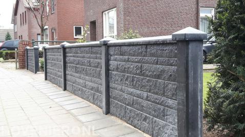 Lage betonnen schutting met rotsmotief