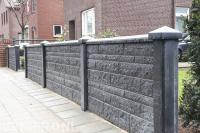 Lage betonnen schutting met rotsmotief