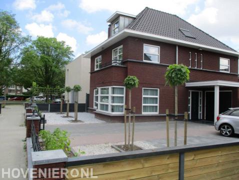 Onderhoudsvriendelijke voortuin met bestrating, grind en bolcatalpa's