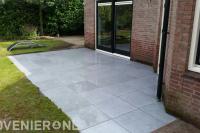 Terras van keramische tegels