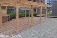 Grote houten pergola boven vlonder