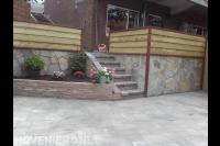 Trappetje naar verhoogd terras met damwand van flagstones