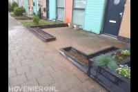 Onderhoudsarme voortuin met bestrating en plantenbakken