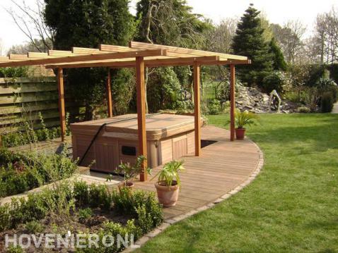 Houten vlonder en pergola bij jacuzzi