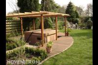 Houten vlonder en pergola bij jacuzzi