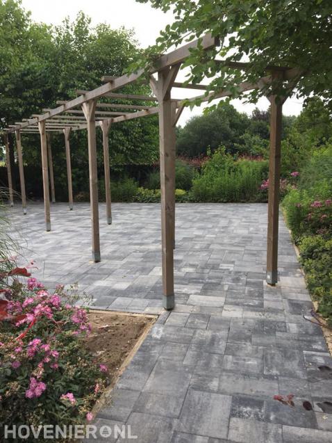 Houten pergola op bestrating