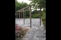 Houten pergola op bestrating