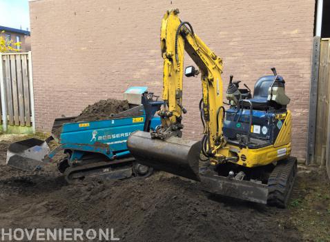 Grondwerk met minigraver en rupsdumper