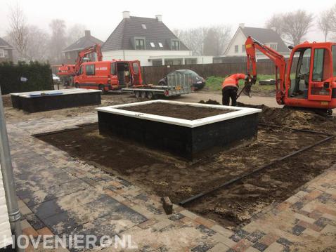 Aanleg voortuin met plantenbak van stapelstenen