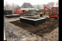 Aanleg voortuin met plantenbak van stapelstenen