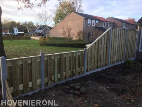 Hout beton schutting met hoogteverschil