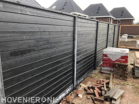 Hout beton schutting met donker hout