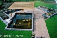 Tuin met strakke vijver en houten pergola bij verlaagd terras 1