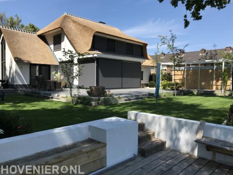 Moderne tuin met terras, gazon en vlonder