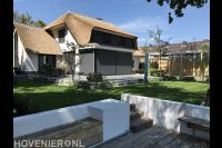 Moderne tuin met terras, gazon en vlonder