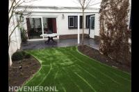 Achtertuin met terrasoverkapping en kunstgras