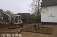 Voorbereidende grondwerkzaamheden voor tuinaanleg met minigraver