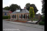 Onderhoudsarme voortuin met plantenbakken van stapelblokken