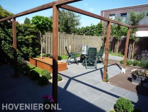 Tuinaanleg met terras, bestrating, pergola en beplanting