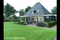 Achtertuin met terras en gazon