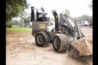 Zand aanleveren met mini shovel