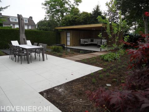 Tuin met terras, vijver, vlonder en houten overkapping 1