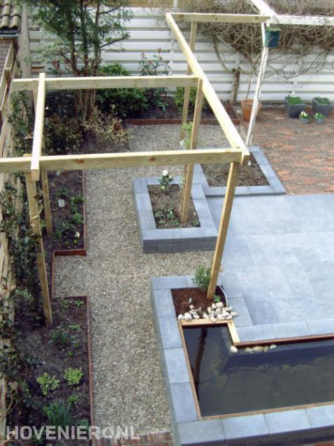 Strakke tuin met houten pergola en vijver