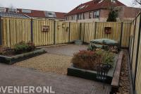 Achtertuin met hout beton schuttingen als erfafscheiding