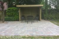 Houten overkapping en straatwerk in bonte kleuren