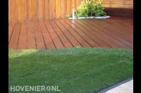 Graszoden leggen bij vlonder