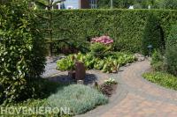 Voortuin met apenboom en waterornament 2